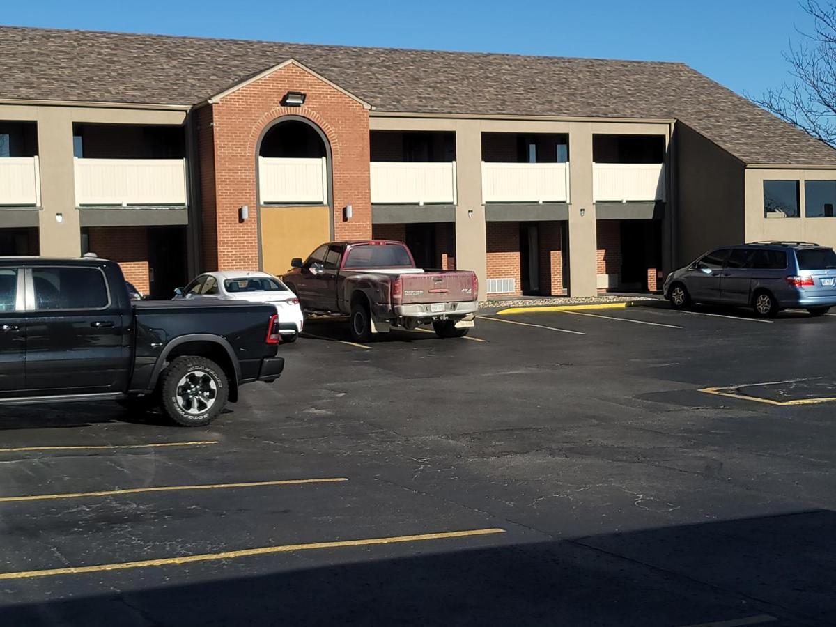 Super 8 By Wyndham Kansas City Airport North Bagian luar foto