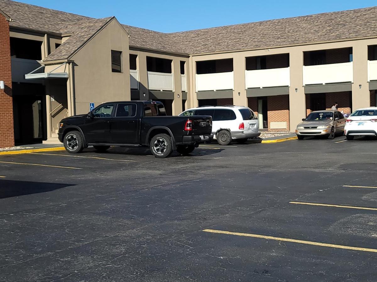 Super 8 By Wyndham Kansas City Airport North Bagian luar foto