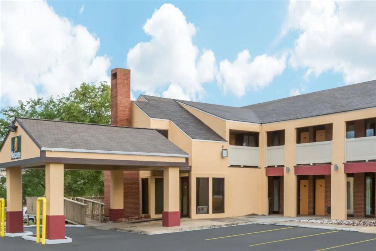 Super 8 By Wyndham Kansas City Airport North Bagian luar foto