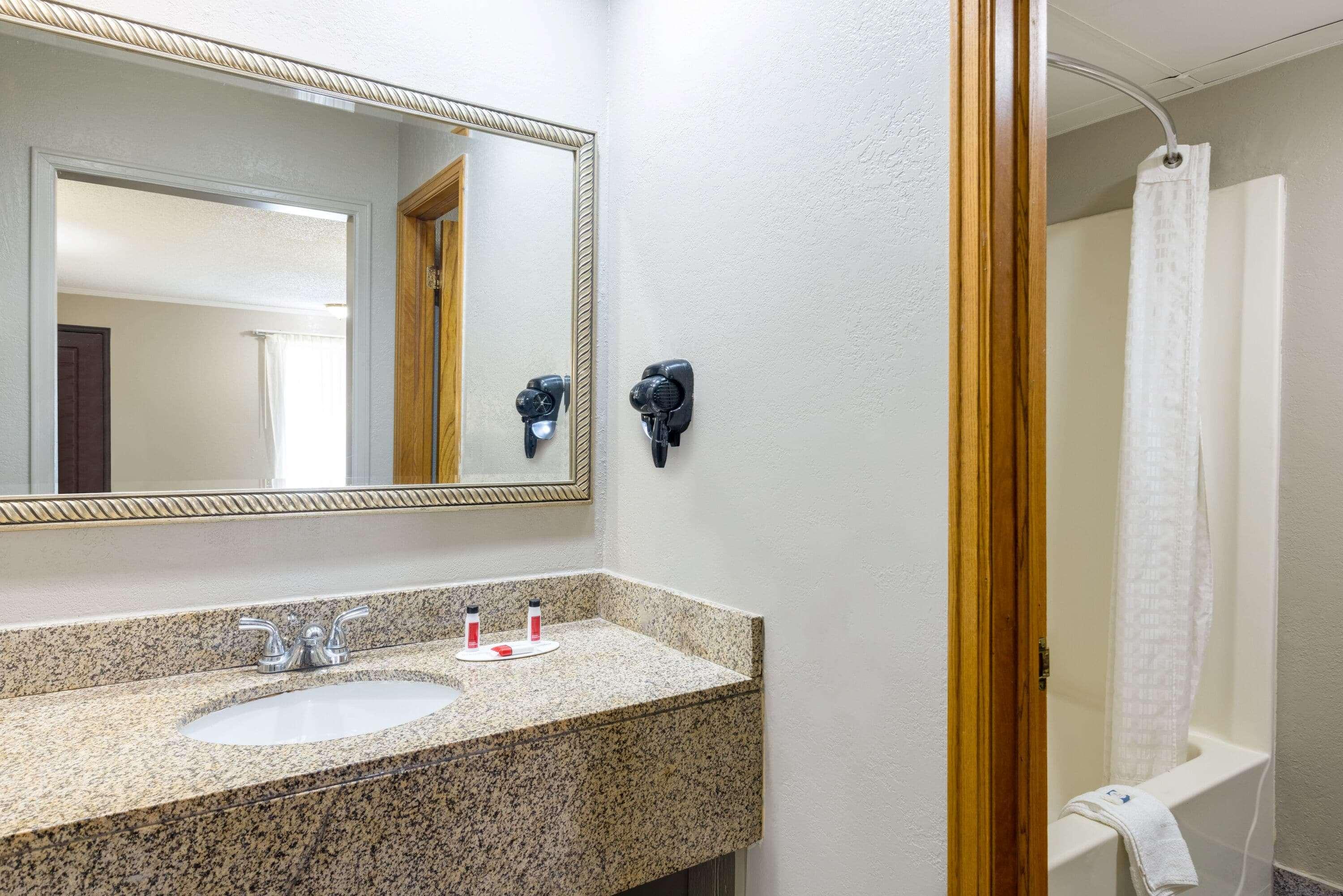 Super 8 By Wyndham Kansas City Airport North Bagian luar foto