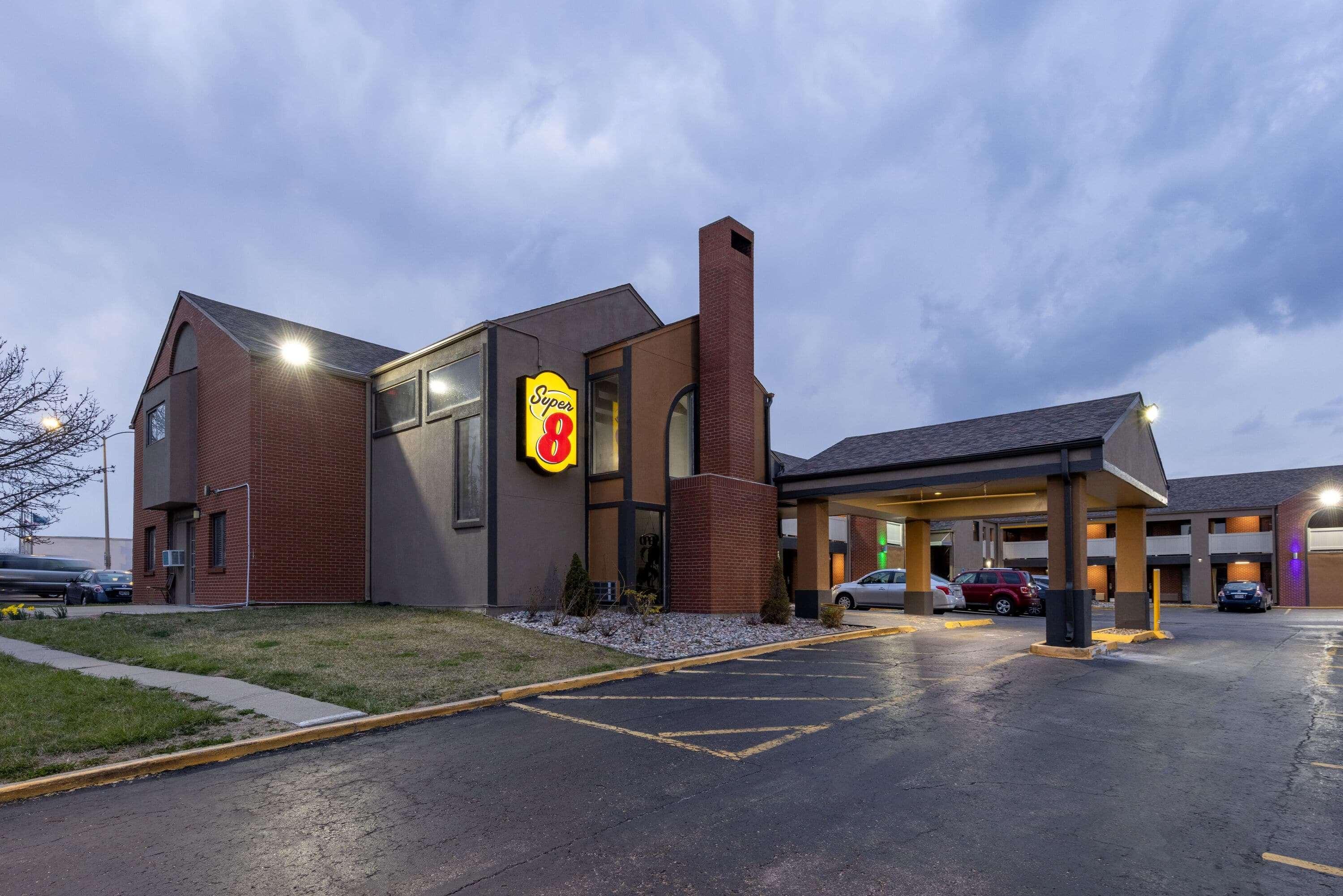 Super 8 By Wyndham Kansas City Airport North Bagian luar foto