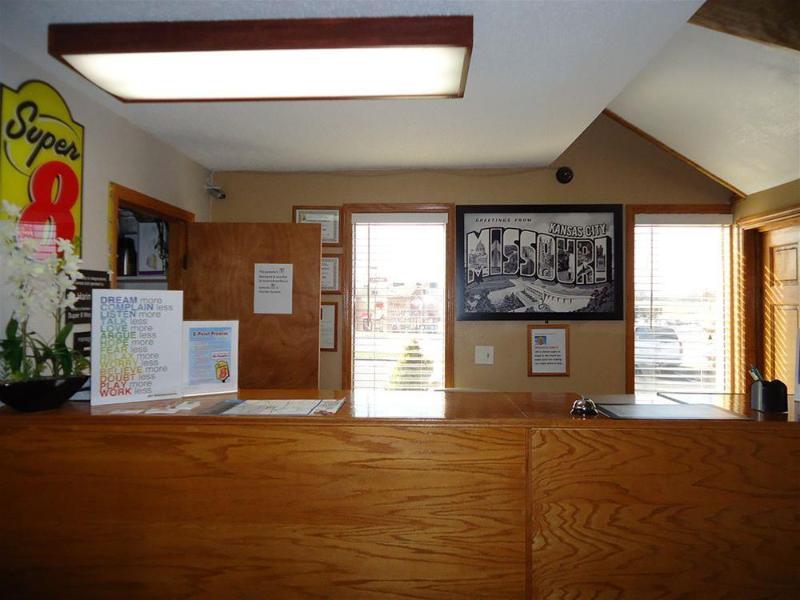 Super 8 By Wyndham Kansas City Airport North Bagian luar foto