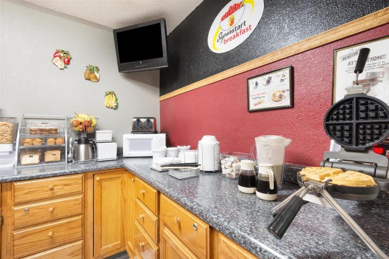 Super 8 By Wyndham Kansas City Airport North Bagian luar foto