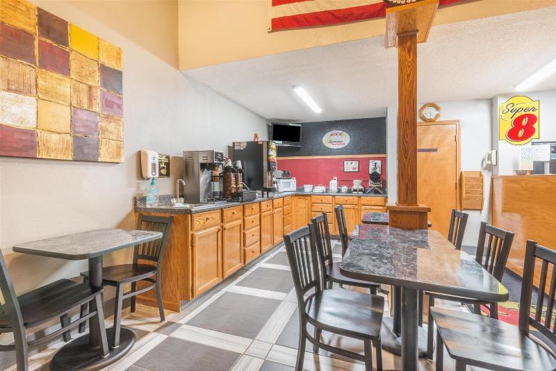 Super 8 By Wyndham Kansas City Airport North Bagian luar foto